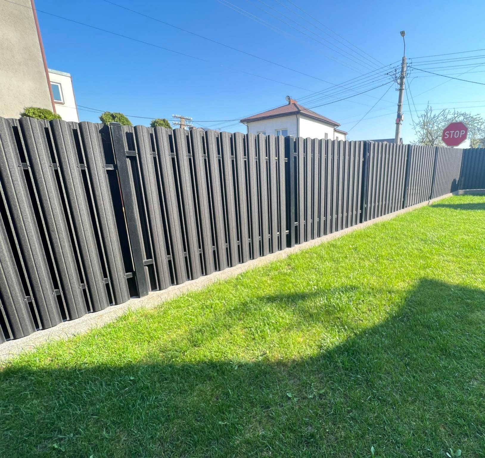 Nowoczesne i trwałe sztachety metalowe do ogrodu