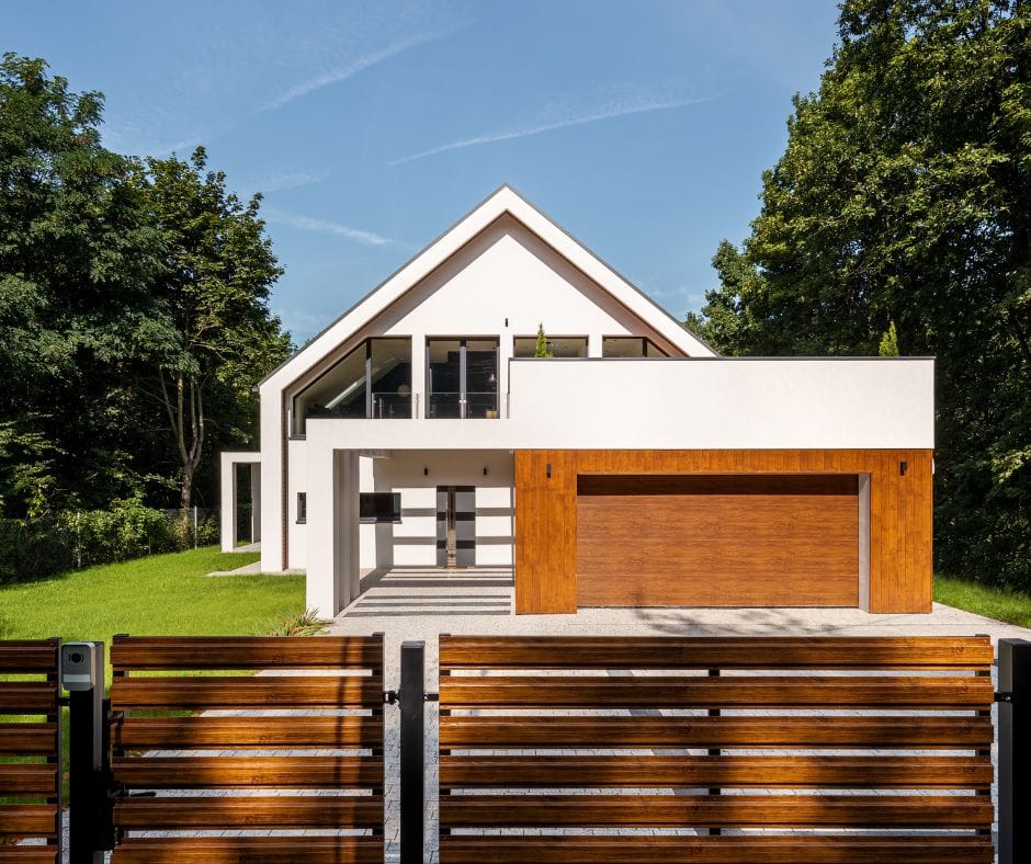 Metal czy drewno? Porównanie materiałów na sztachety