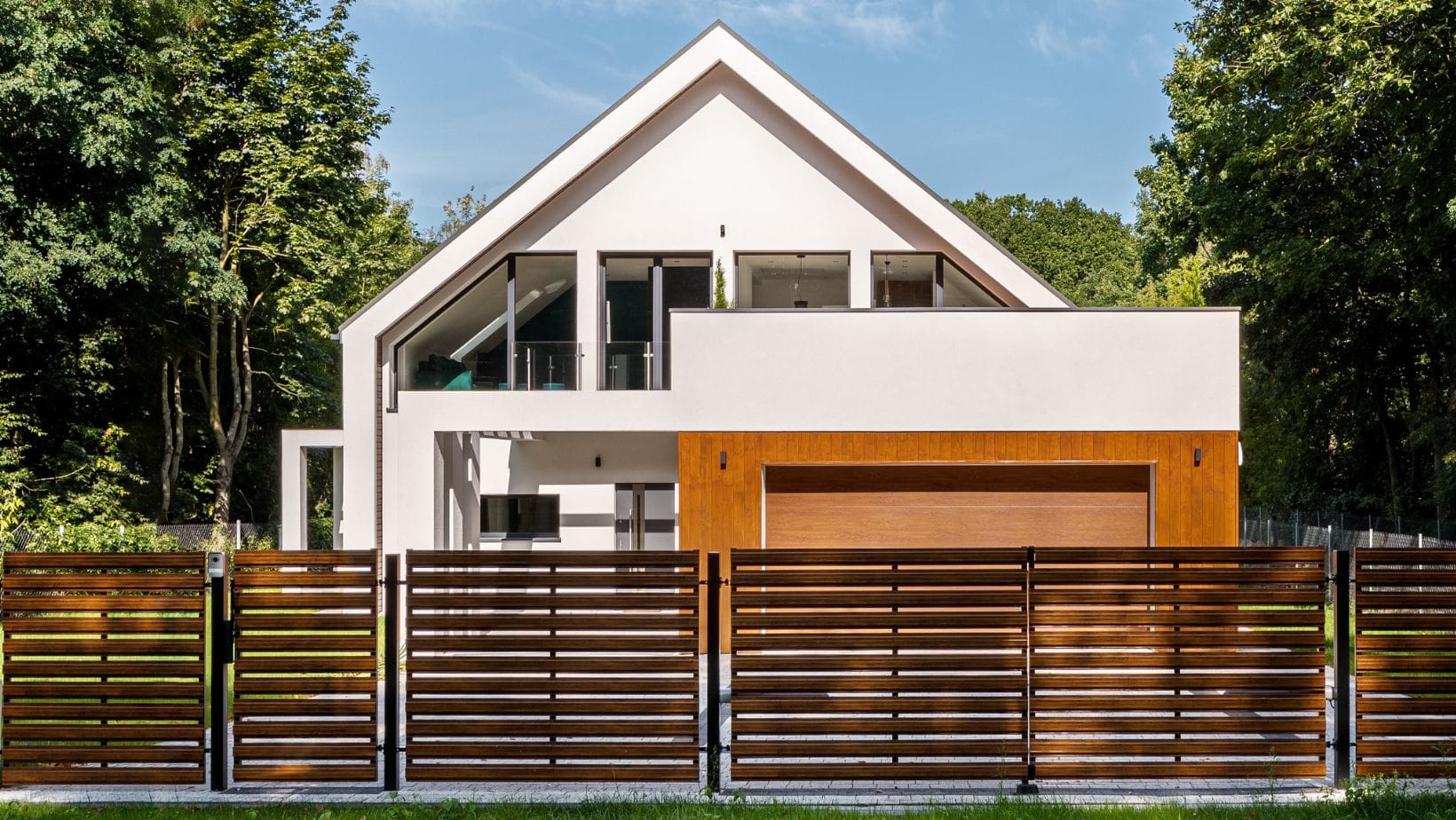 Dlaczego metalowe ogrodzenie to idealny wybór na jesień?