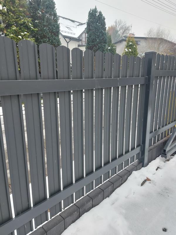 Sztachety Metalowe w Nowoczesnej Architekturze Mieszkaniowej: Elegancja i Funkcjonalność