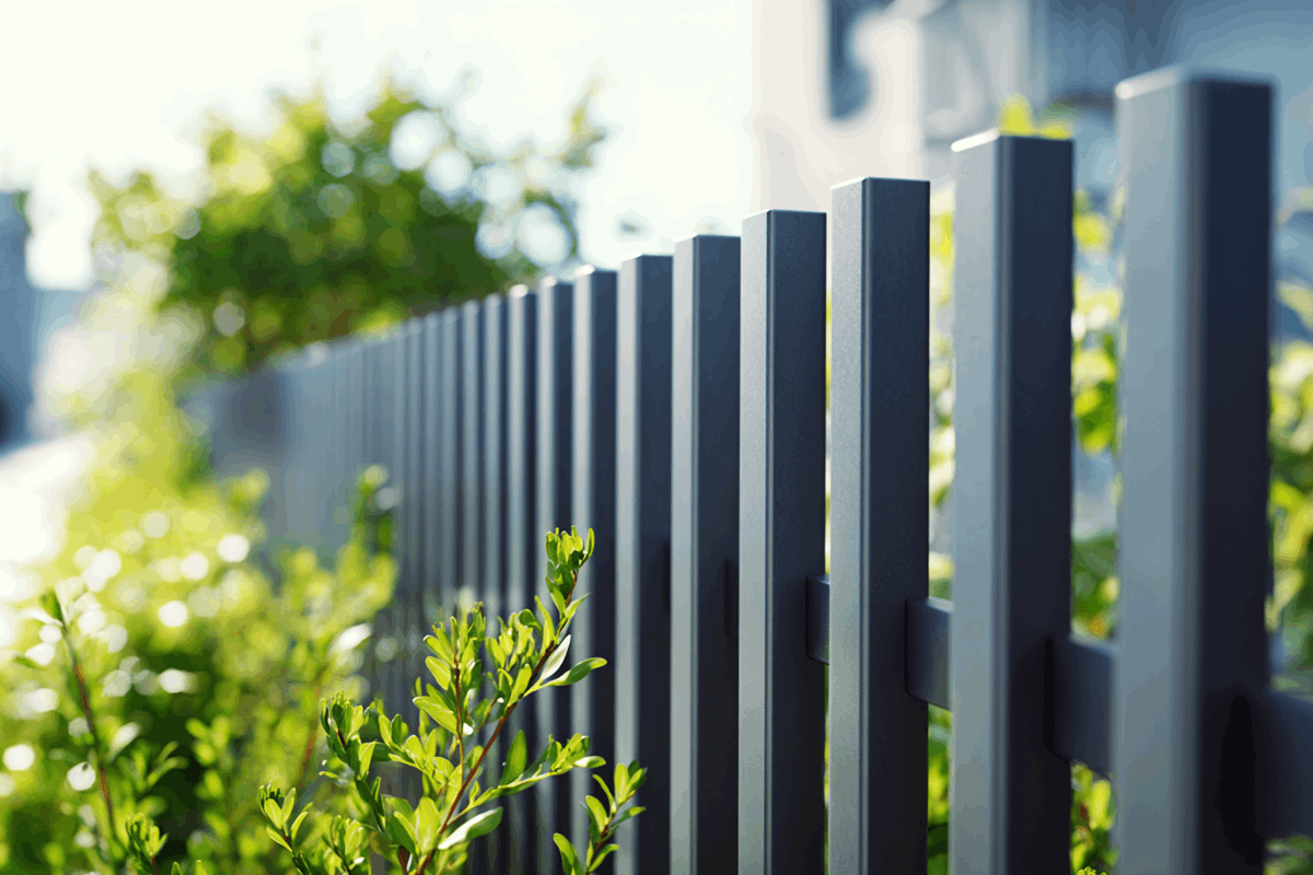 Jak zamontować sztachety, żeby wiatr ich nie wyrwał? Rola wkrętów i profili