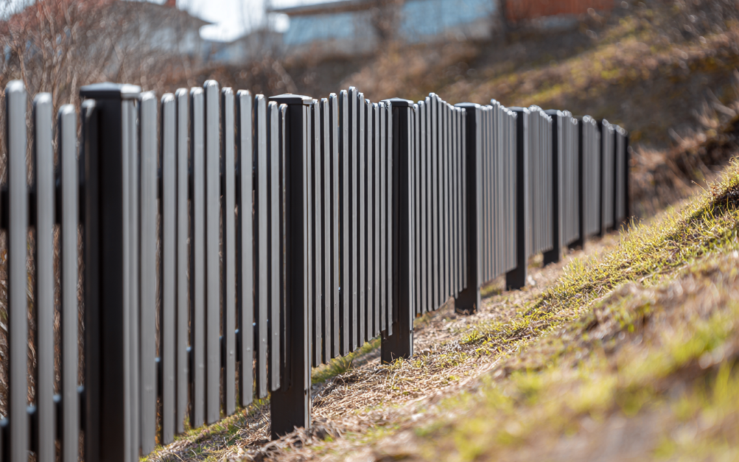 Ogrodzenie na skarpie lub nierównym terenie – jak to zrobić i jakie sztachety wybrać?