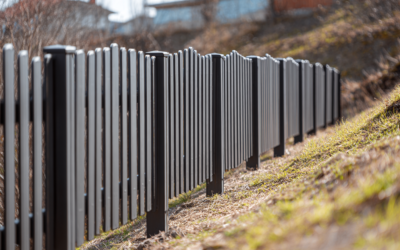 Ogrodzenie na skarpie lub nierównym terenie – jak to zrobić i jakie sztachety wybrać?